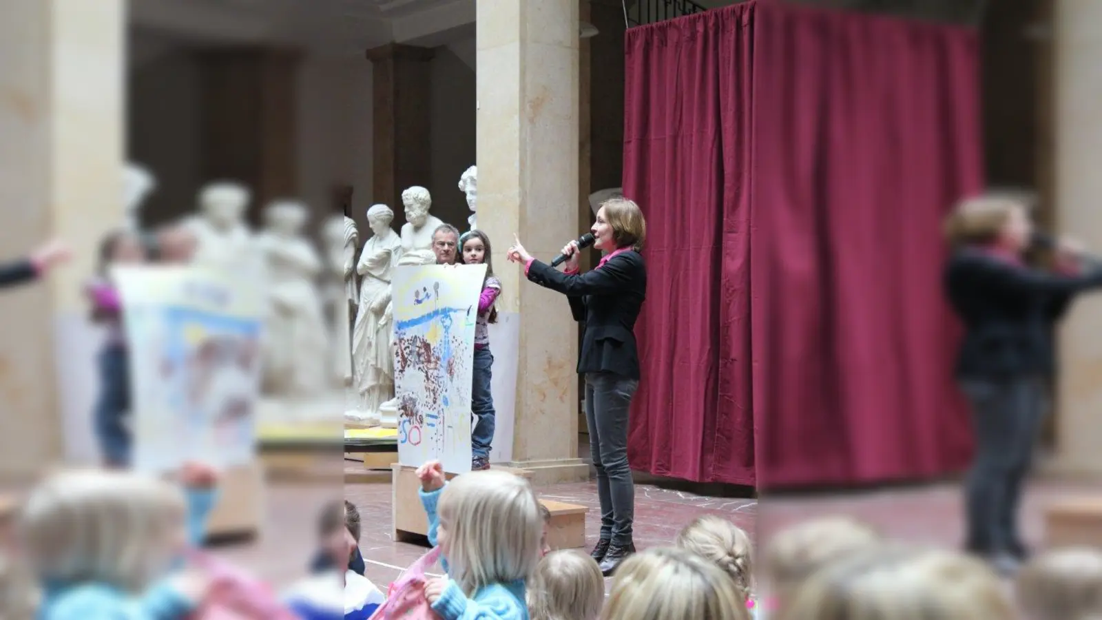 Für einen guten Zweck versteigerten die Teilnehmer des Kinder-Kunstprojektes „Das Rätsel der Sphinx” ihre Zeichnungen und Gemälde im Museum für Abgüsse klassischer Bildwerke. Die Erlöse gehen an den Nothilfefonds des KinderschutzBundes München. (Foto: SE)