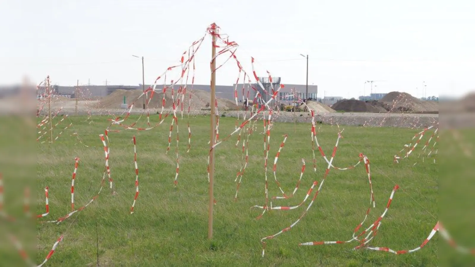 Hinter der Gustl-Bayrhammer-Grundschule soll ein inklusives Hotel entstehen. Auf den freien Baufeldern sollen rot-weiße Flatterbänder verhindern, dass sich seltene Tiere in den freien Baufeldern ansiedeln. (Foto: pst)