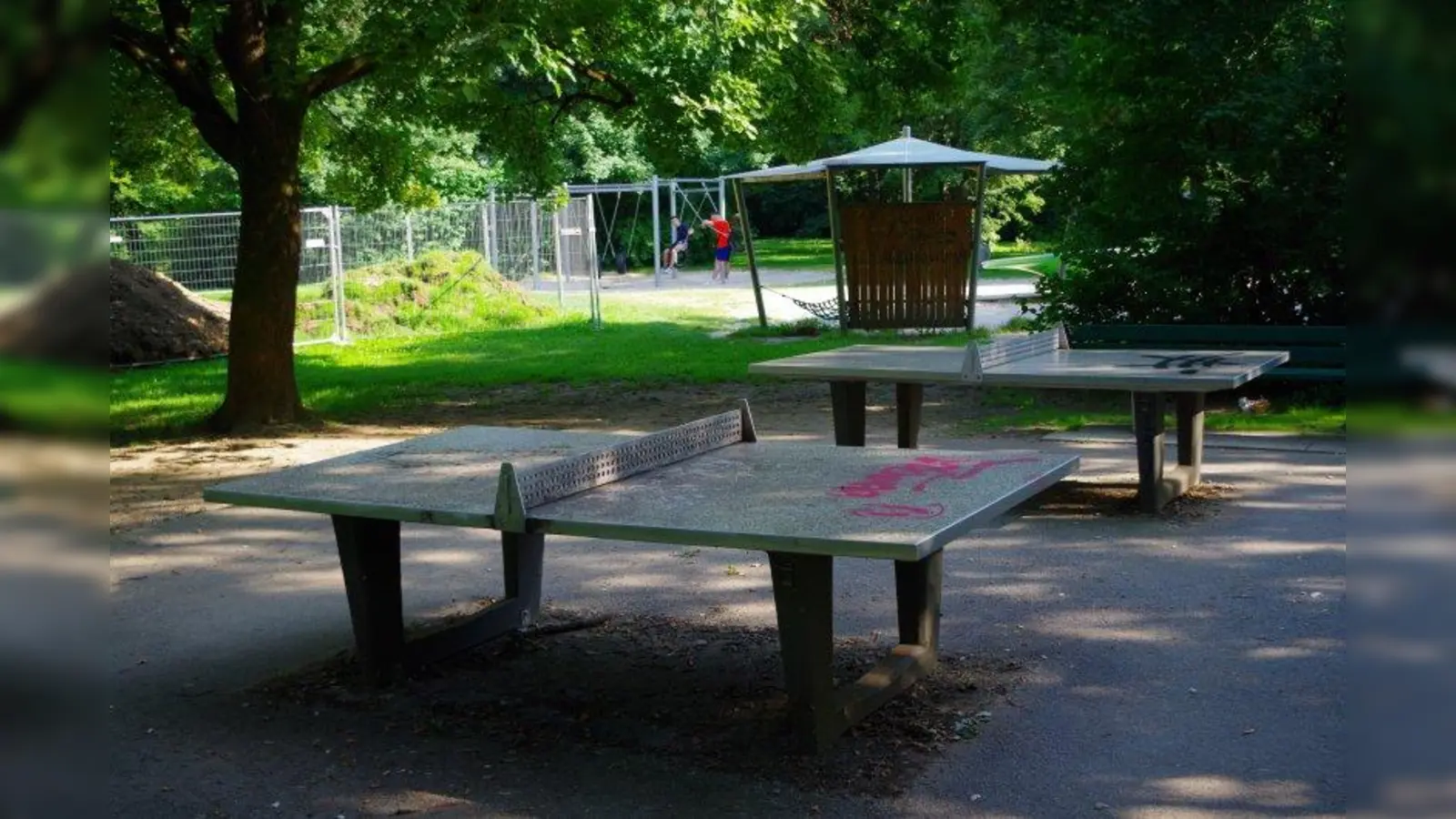 Die Tischtennisplatten am Park an der Burgkmairstraße (im Bild) wurden kürzlich erneuert und sind in sehr gutem Zustand. An anderen Spielplätzen in Laim aber sind die Platten marode und sollen auf Antrag des Bezirksausschusses erneuert werden. (Foto: kö)