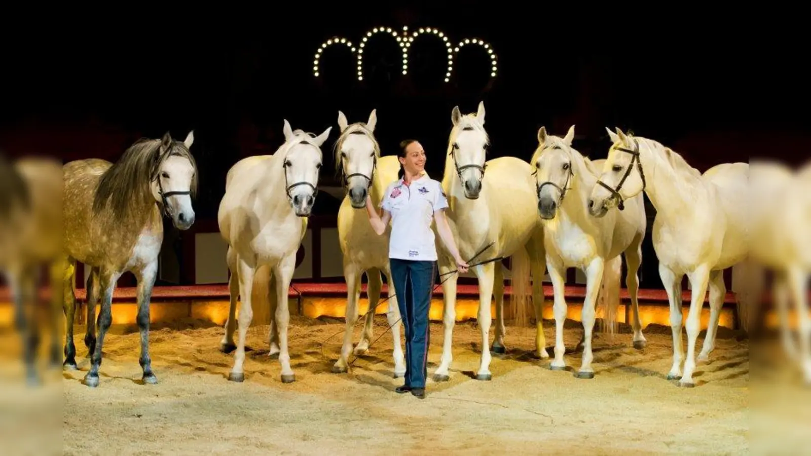 „Pferde im Nebel” heißt die Choreografie, die Jana Lacey-Krone als Reminiszenz an die verstorbene Circusdirektorin Christel Sembach-Krone erstellt hat. (Foto: © circus-krone.de)