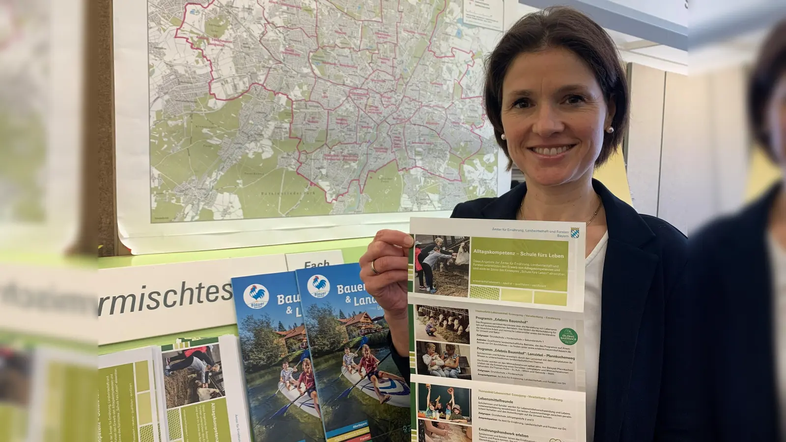 Eva Stolze vom Amt für Ernährung, Landwirtschaft und Forsten mit den Lernmitteln für das Konzept „Alltagskompetenzen – Schule fürs Leben”. <br> (Foto: © ckö/AELF Ebersberg-Erding)