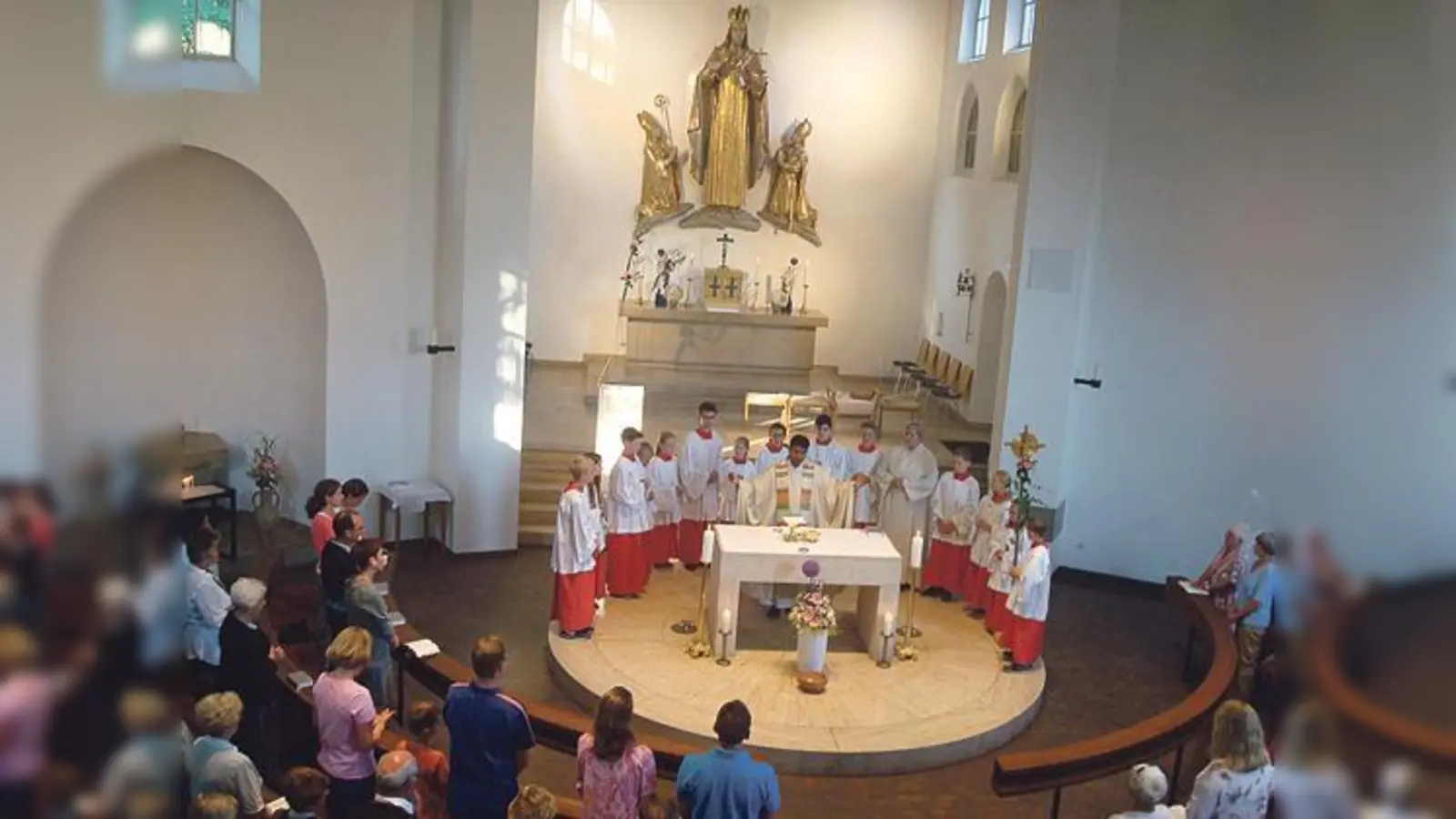 Pater Jis, Christine Stauß und 14 Ministranten um den Altar von St. Otto beim St. Otto-Tag. 	 (Foto: VA)