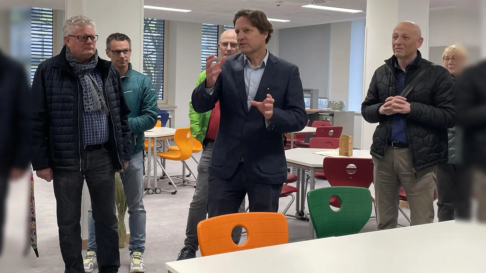 Architekt Paul Bungarten stellt den Stadträten die neuen Räume für die Ganztagsbetreuung vor. R.: Stadtbaumeister Jürgen Thum. (Foto: pst)