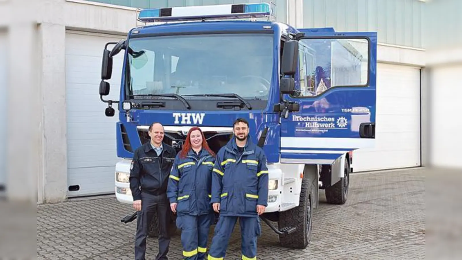 Ortsbeauftragter Ernst Meister, Gruppenführerin Beate Meiser und Kraftfahrer Joschi Holm freuen sich über den neuen MLW.	 (Foto: THW)