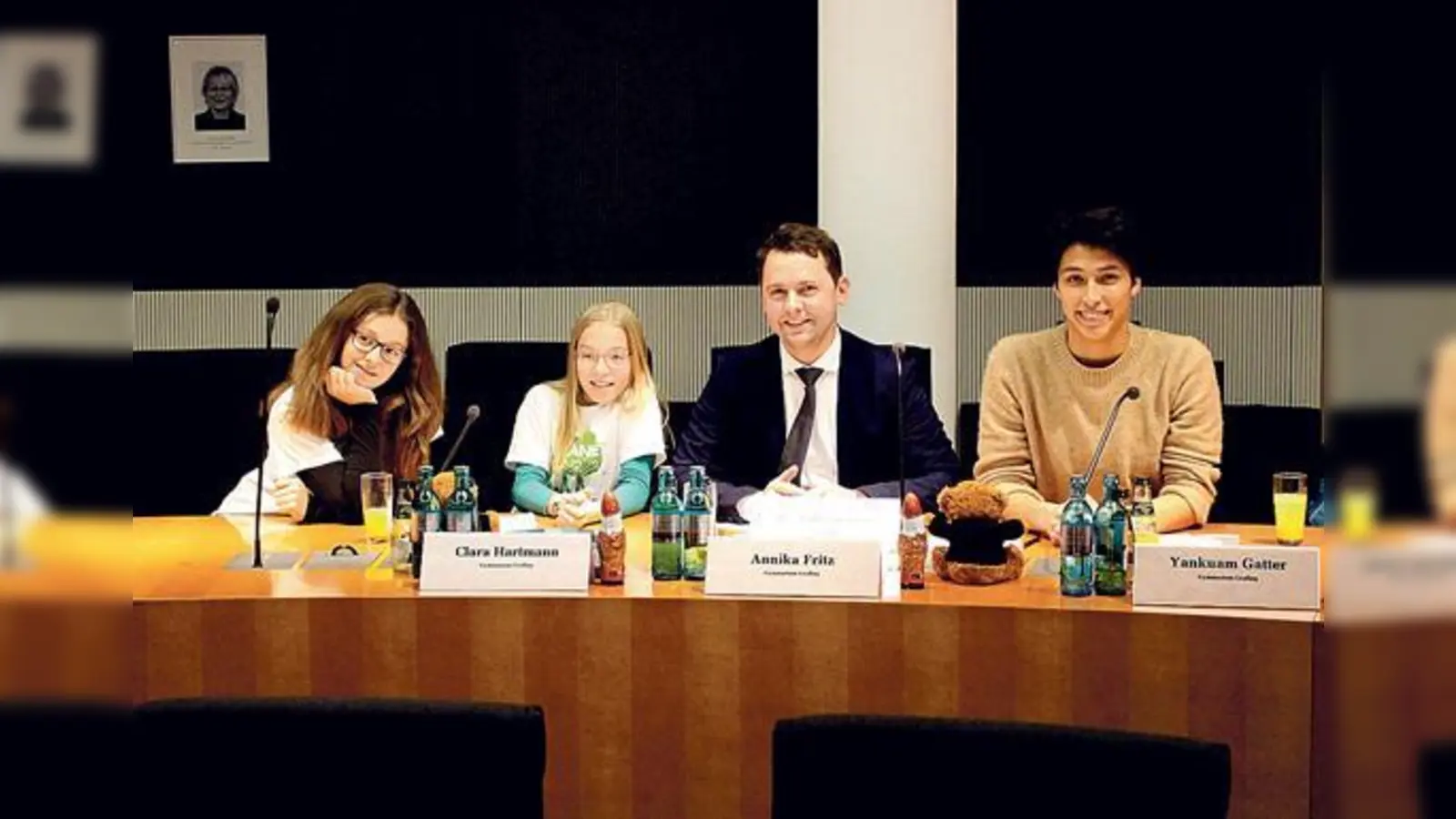 Andreas Lenz mit den wissbegierigen Schülern des Grafinger Gymnasiums.	 (Foto: MdB)
