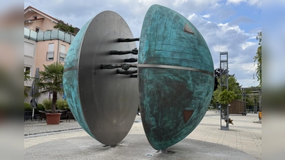 Die restaurierte Partnerschaftsskulptur erstrahlt jetzt in türkis. (Foto: pst)