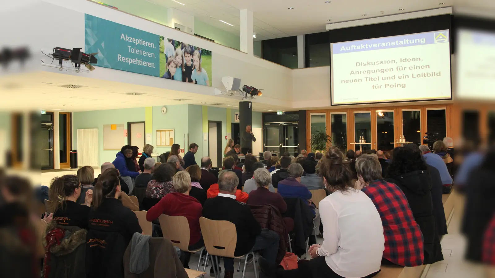 Poing will eine "Gemeinde mit Courage" werden - gemeinsam mit den Bürgern. Die Auftaktveranstaltung in der Dominik-Brunner-Realschule stieß auf großes Interesse. (Foto: bs)