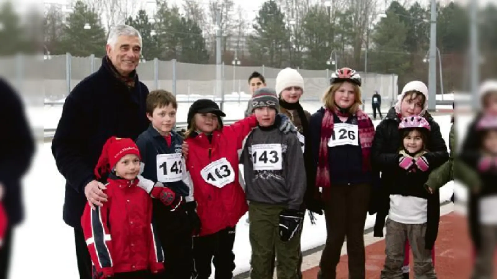 Eislauf-Legende Erhard Keller mit Schülern nach dem Lauf.	  (Foto: mst)