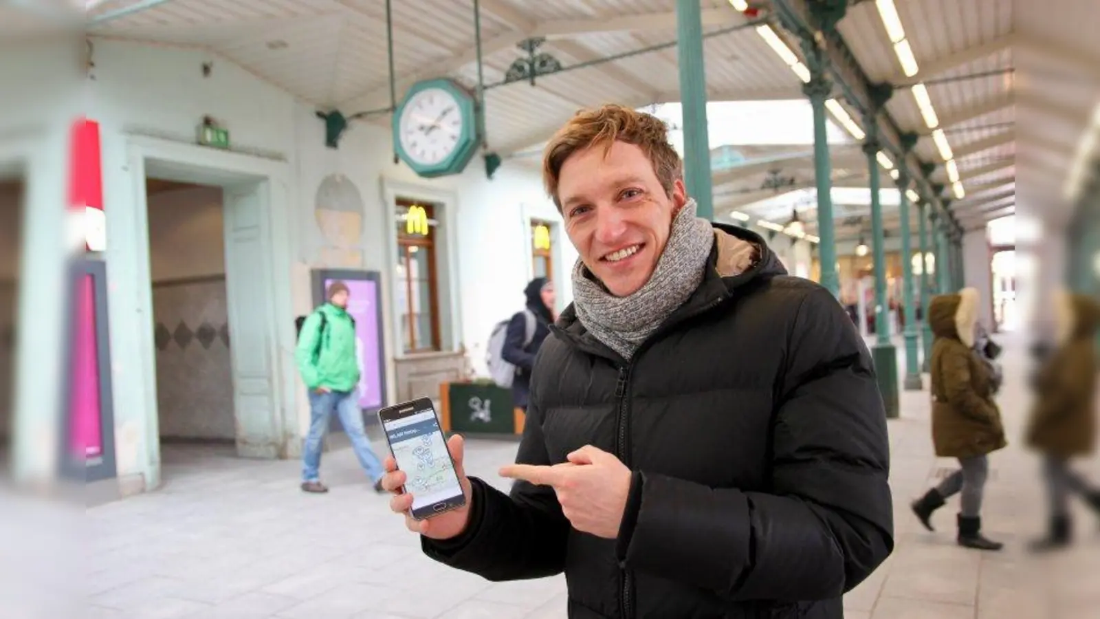 Klement Bezdeka macht sich Gedanken über den modernen Service am Bahnhof Pasing und fordert ein kostenloses WLAN für die Passanten, das die Stadtwerke zur Verfügung stellen sollten. „Das funktioniert andernorts auch!” (Foto: us)