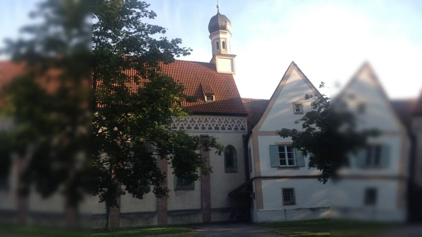 Prof. Dr. Johann Wittmann erläutert beim Tag der offenen Tür die Schlosskapelle. (Foto: bb)