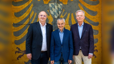 Alte Burg und moderne Heizung: (v.l.) Andreas Lederle, Geschäftsführer der Erdwärme Grünwald, Prof. Dr. Rupert Gebhard, leitender Direktor der Archäologischen Staatssammlung München und Jan Neusiedl, Grünwalds Erster Bürgermeister. (Foto: Gem. Grünwald)