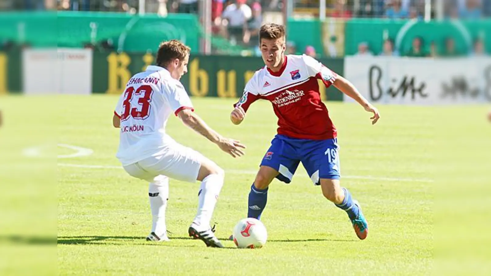 Gegen den FC lief es für die Hachinger nicht rund. Hier stellt Matthias Lehmann Maximilian Welzmüller (re.).	 (Foto: Daniel Glasl)