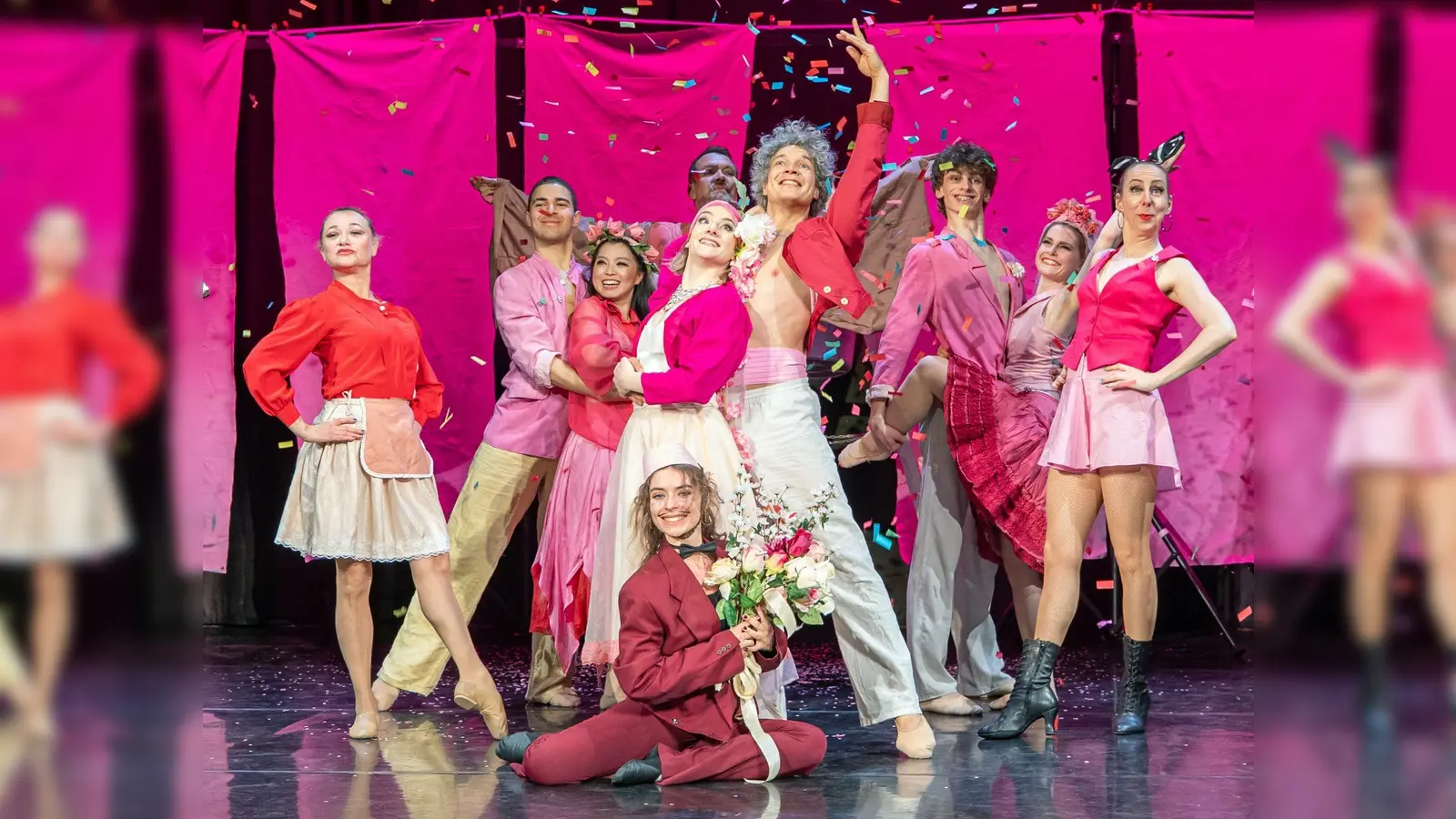 Die Tänzerinnen und Tänzer adaptieren Shakespeares Komödie zu einem burlesk-verspielten Tanzstück. (Foto: Tanzforum München)