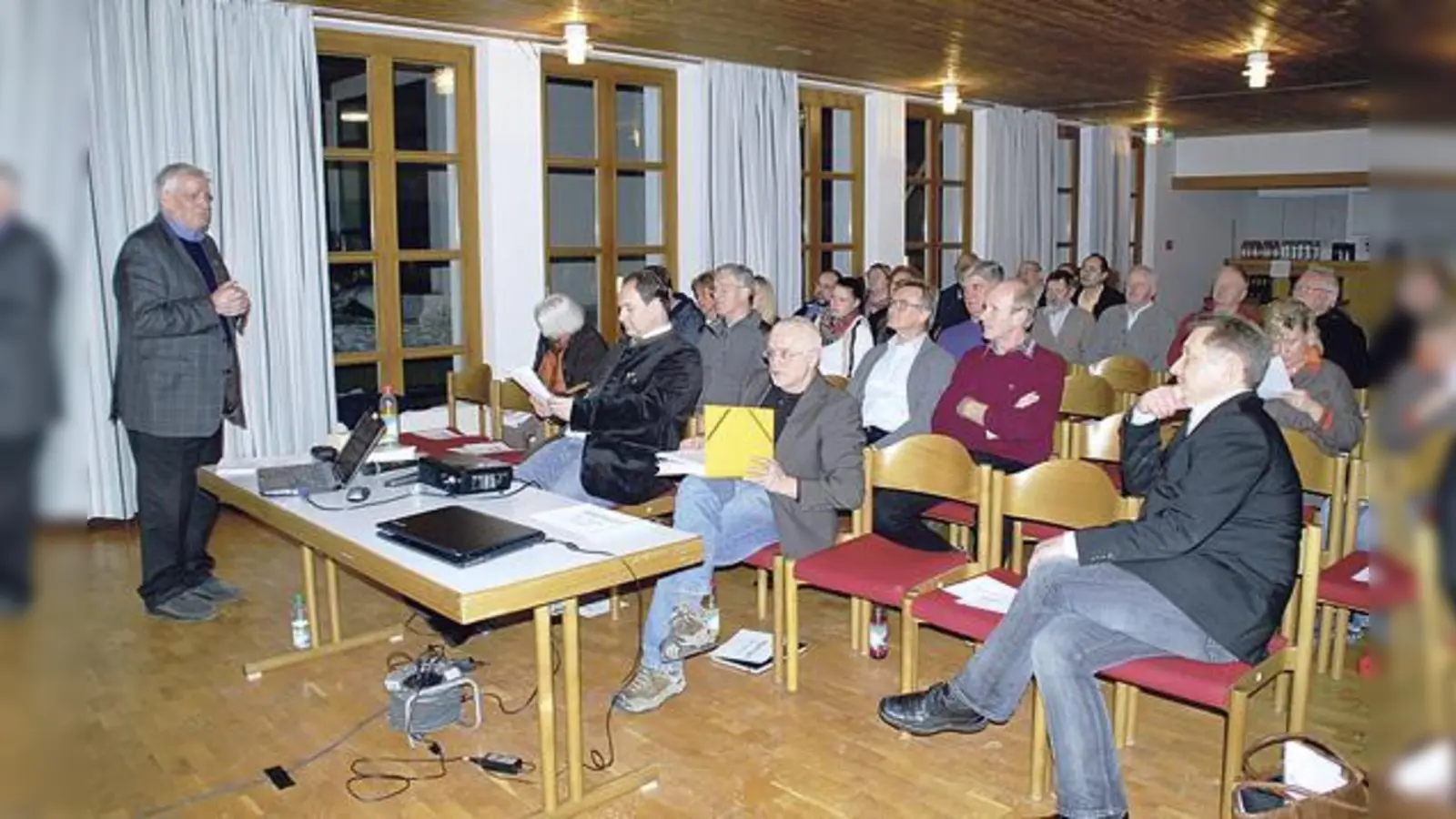 Gespannt hören die Ehrenamtlichen Harald Heintze bei seinem Vortrag zu.  (Foto: privat)