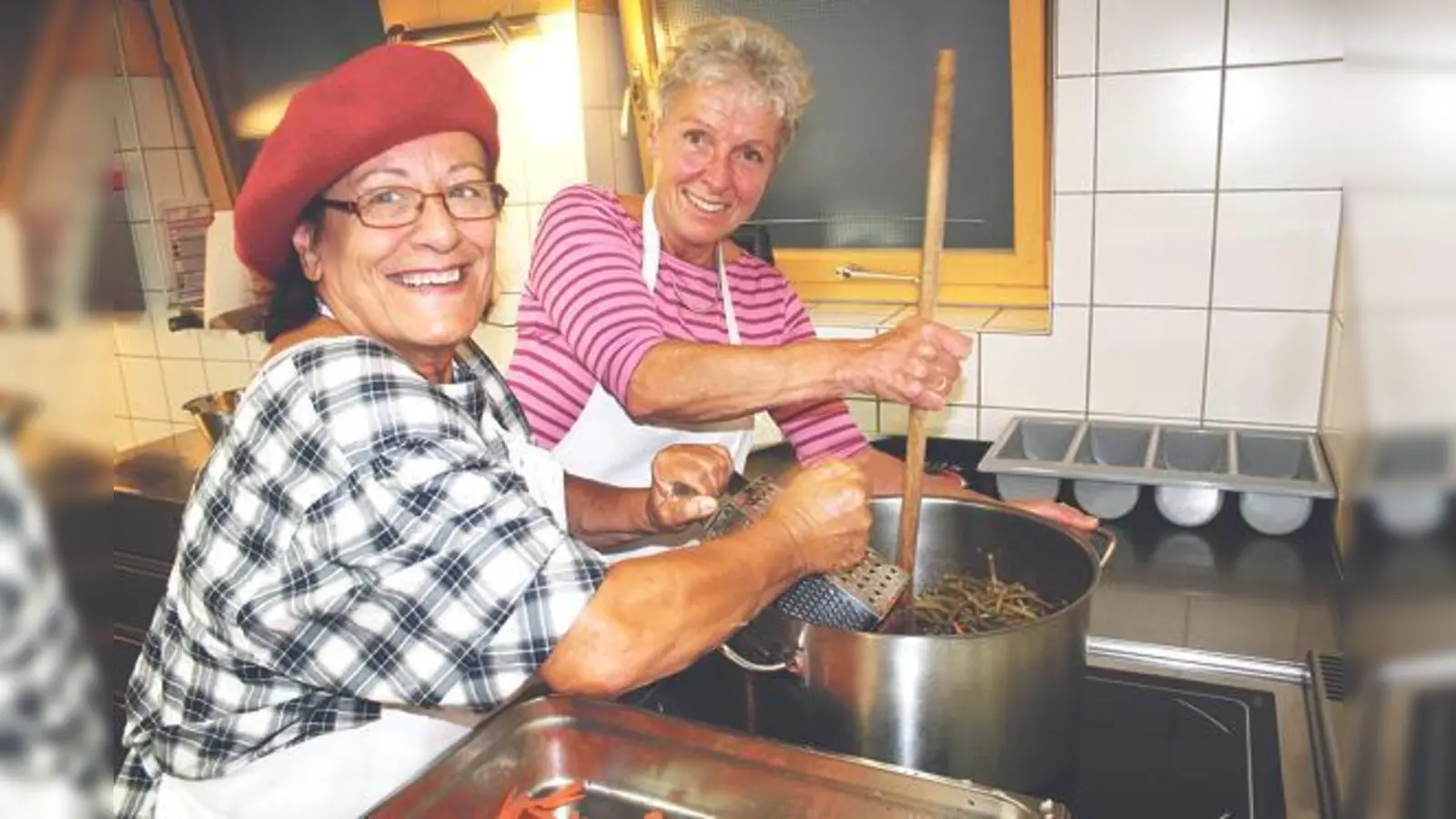 Raspeln, kochen, rühren: Elke Schroeder (Leitungsteam, rechts) und Sofia Valadaki von der Kirchenküche der Versöhnungskirche Harthof macht dieser ehrenamtliche Job Spaß.	 (Foto: ws)