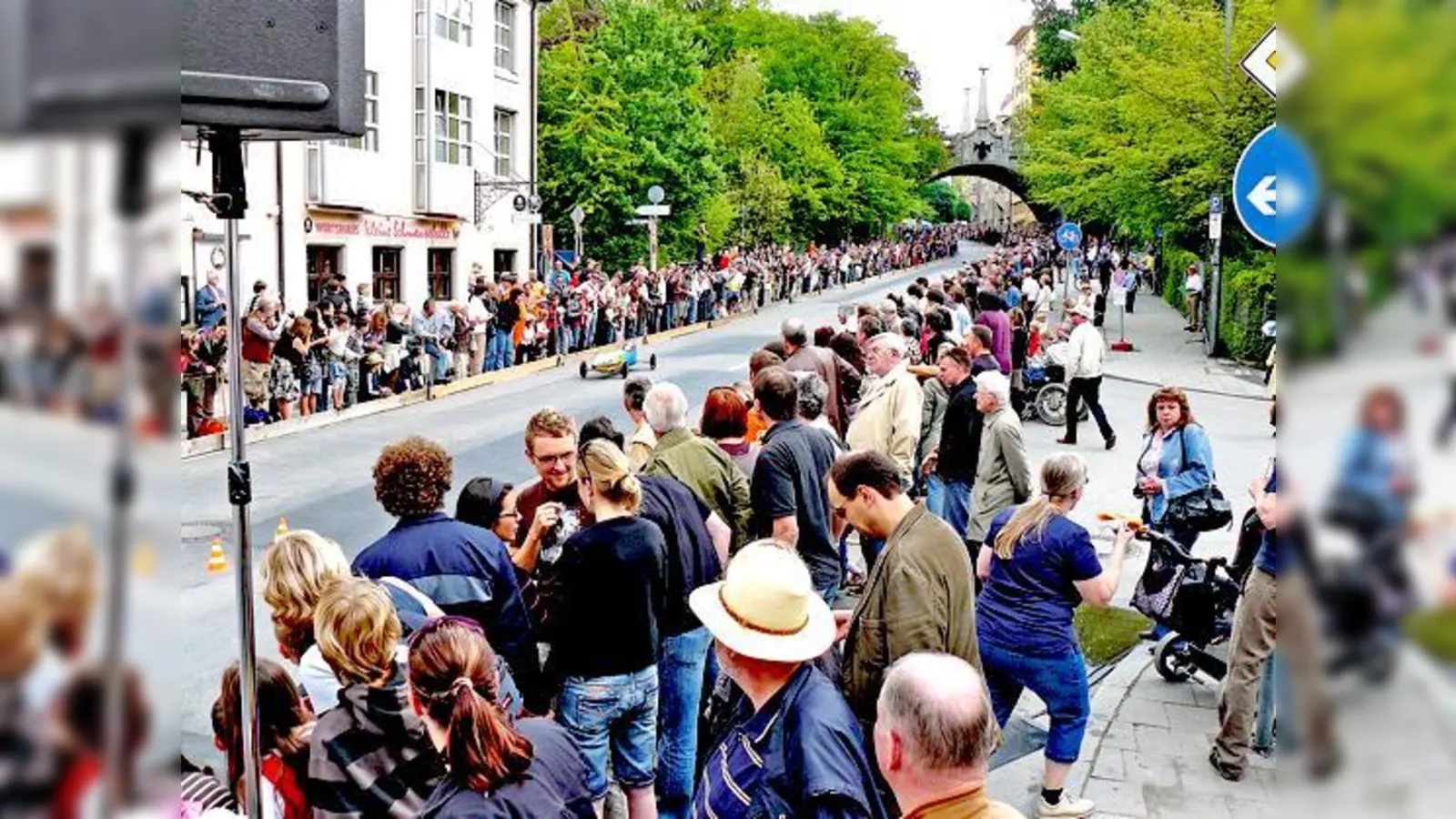 Viele Anfeuerer haben die Seifenkistenpiloten am Gebsattelberg. Nicht nur die Auer säumen die Rennstrecke.  (Foto: privat)
