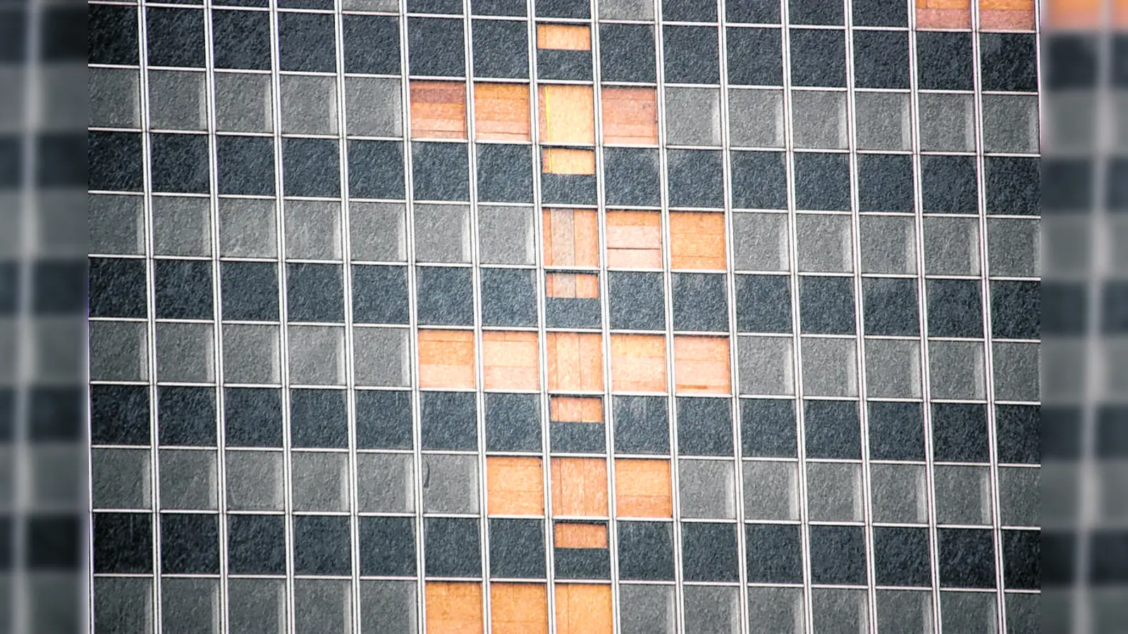 Wird das frühere Siemens-Hochhaus bald aus seinem Dornröschenschlaf geküsst? 2005 hatte Siemens noch davon geträumt, neben diesem Hochhaus zwei weitere Bürotürme hochzuziehen, von denen einer doppelt so hoch wie der alte Bau hätte werden können. (Foto: job)