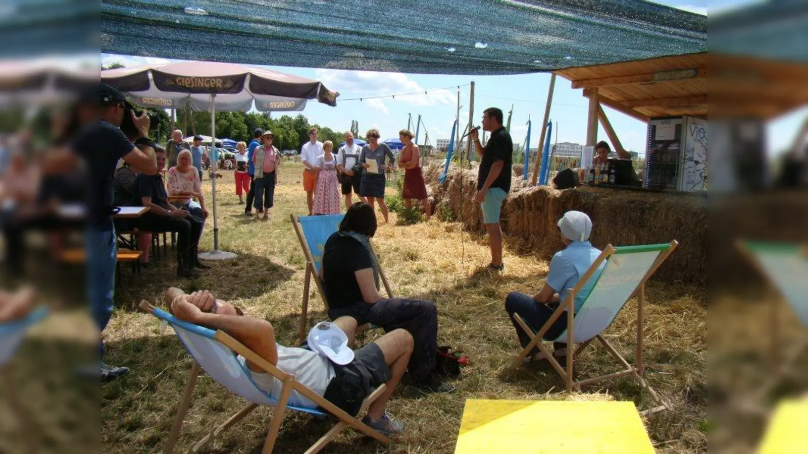 Beachfeeling im Freiluftsupermarkt. Bezirksausschussvorsitzender Sebastian Kriesel begrüßte die Gäste. (Foto: pst)