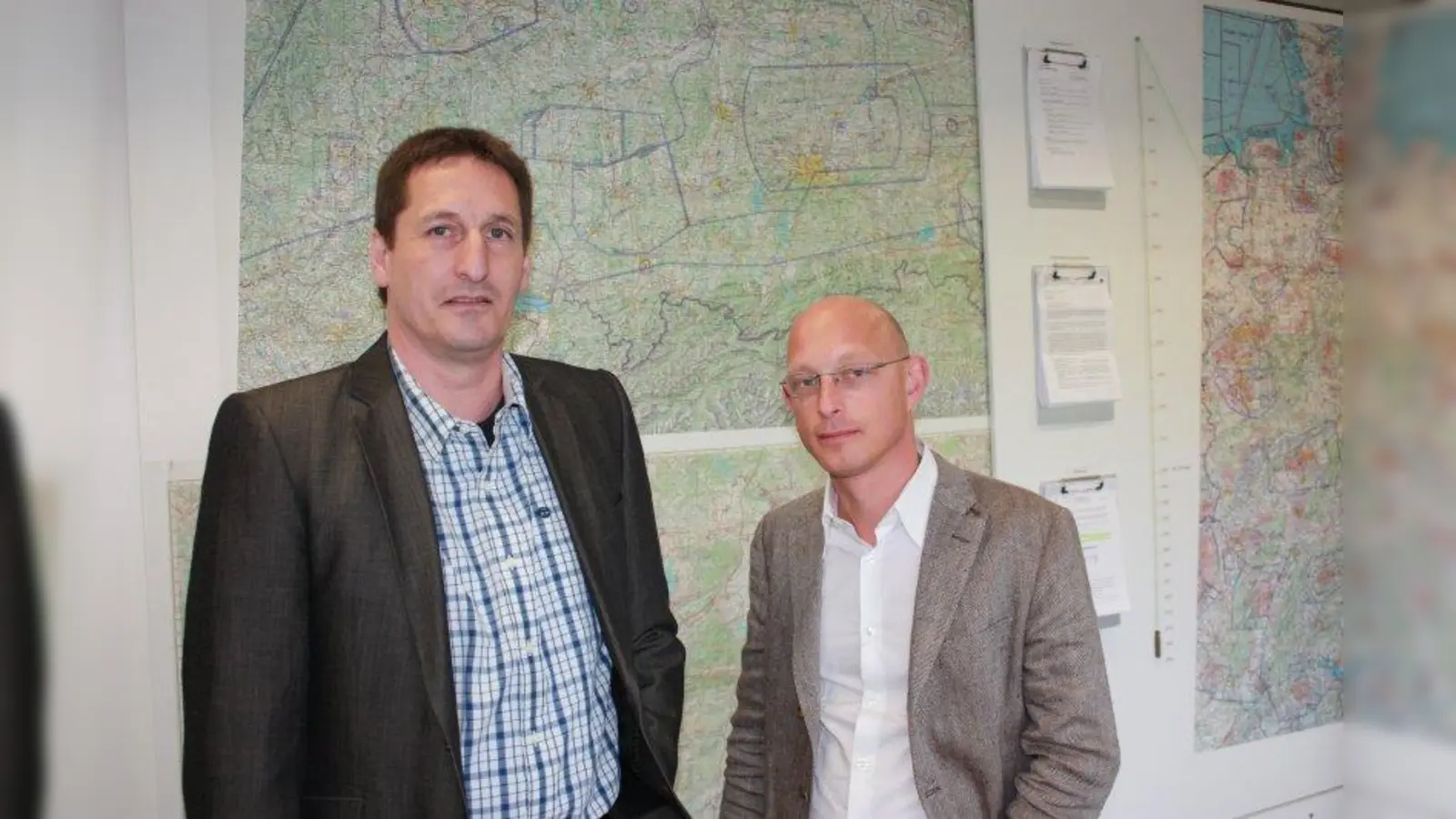 Flugkapitän und Stationsleiter Dietmar Gehr (links) und leitender Arzt Andreas Bayer: „Es gibt kaum bessere Landeplätze.” (Foto: job)
