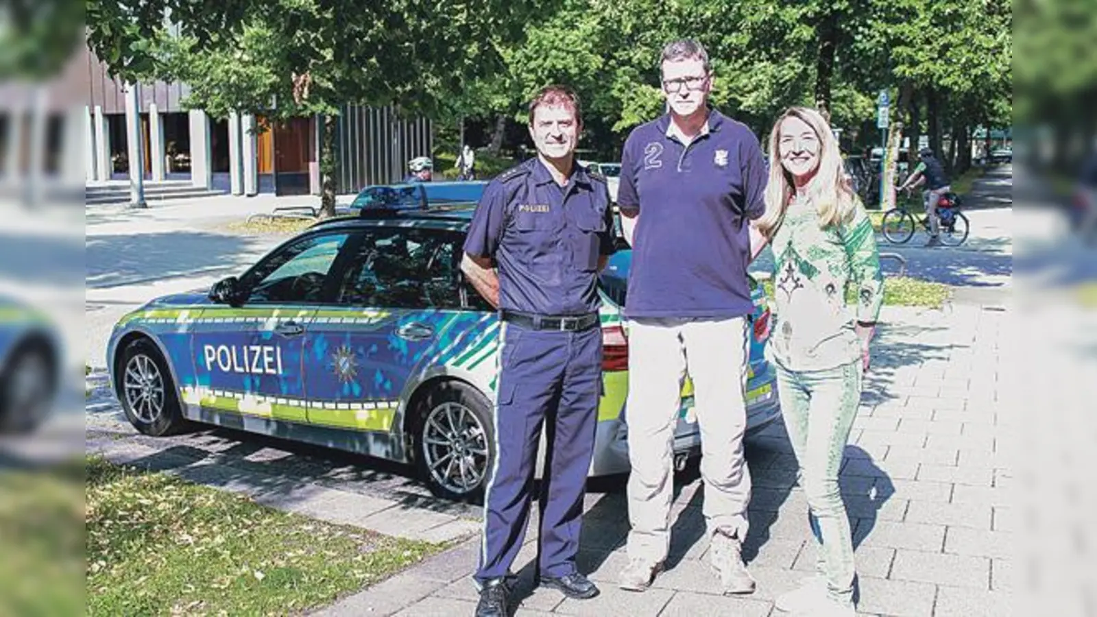 Peter Breitner begrüßte zwei neue Mitglieder der Sicherheitswacht: Klaus Erdelt und Silvia Faber. 	 (Foto: PI 13)