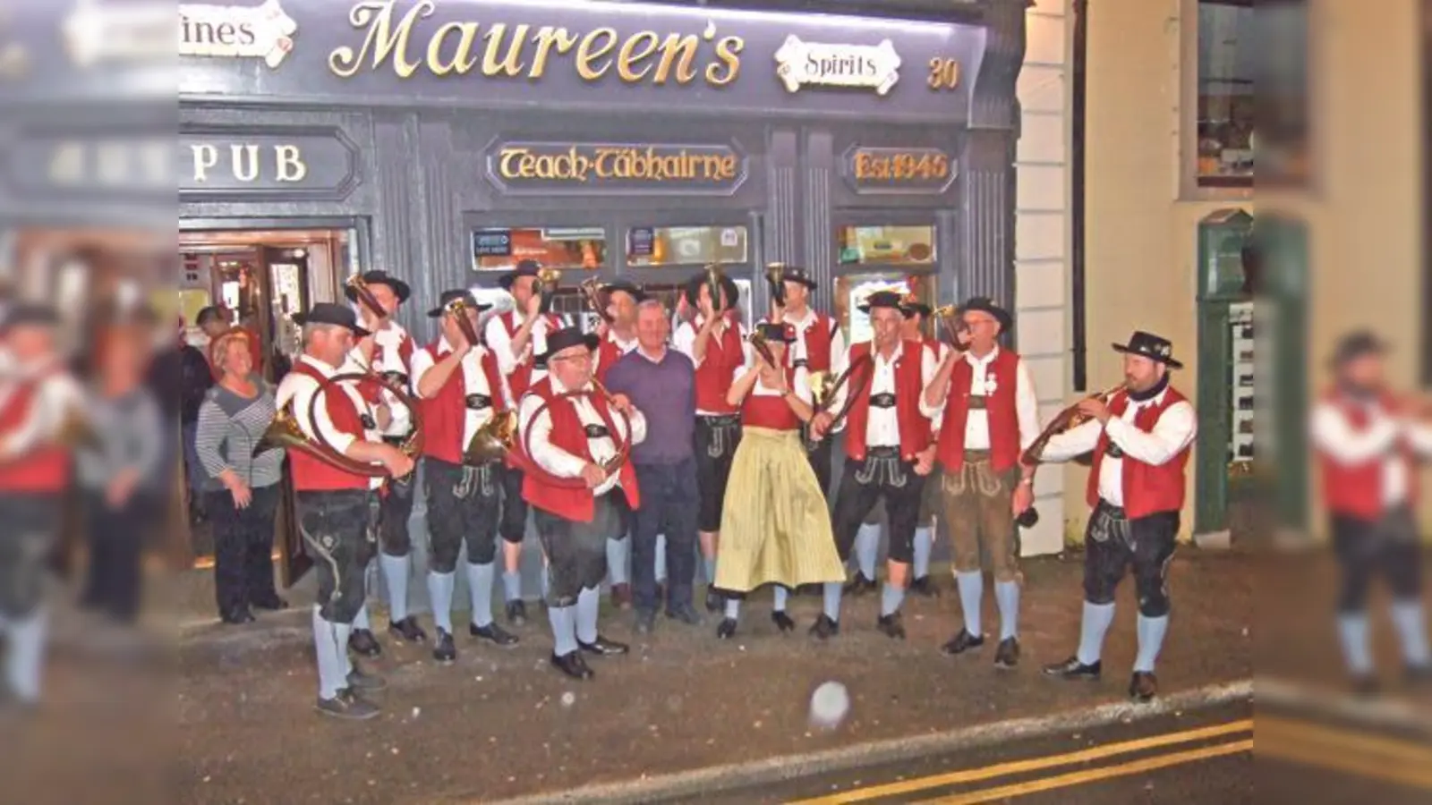 Die Ebersberger Jagdhornbläser haben ihren Freund Noel Dinan (in der Mitte) kürzlich in Irland besucht.	 (Foto: Töni Trenkler)