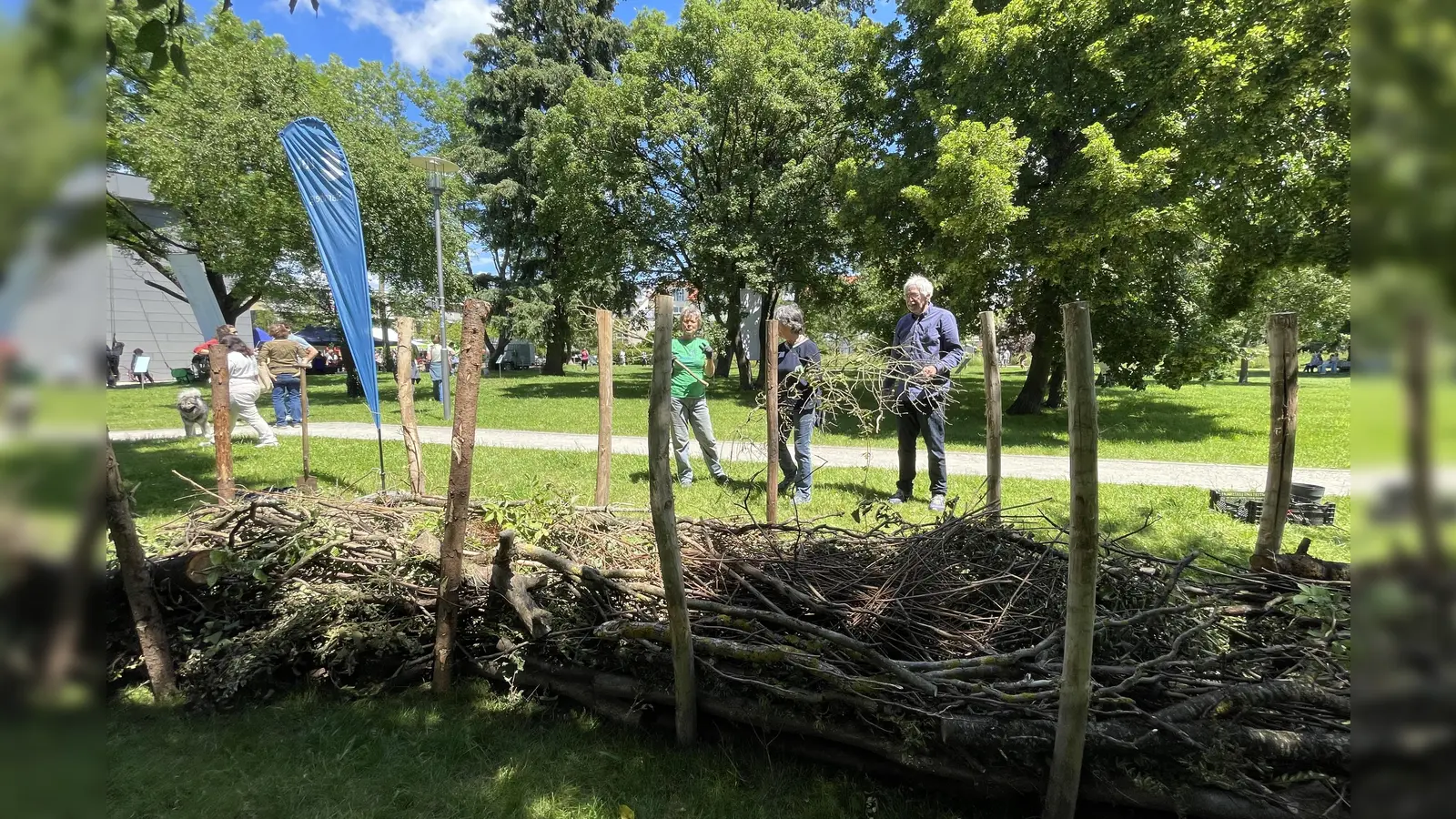 Die Benjeshecke am Rathaus Gilching bleibt und soll wachsen. (Foto: pst)