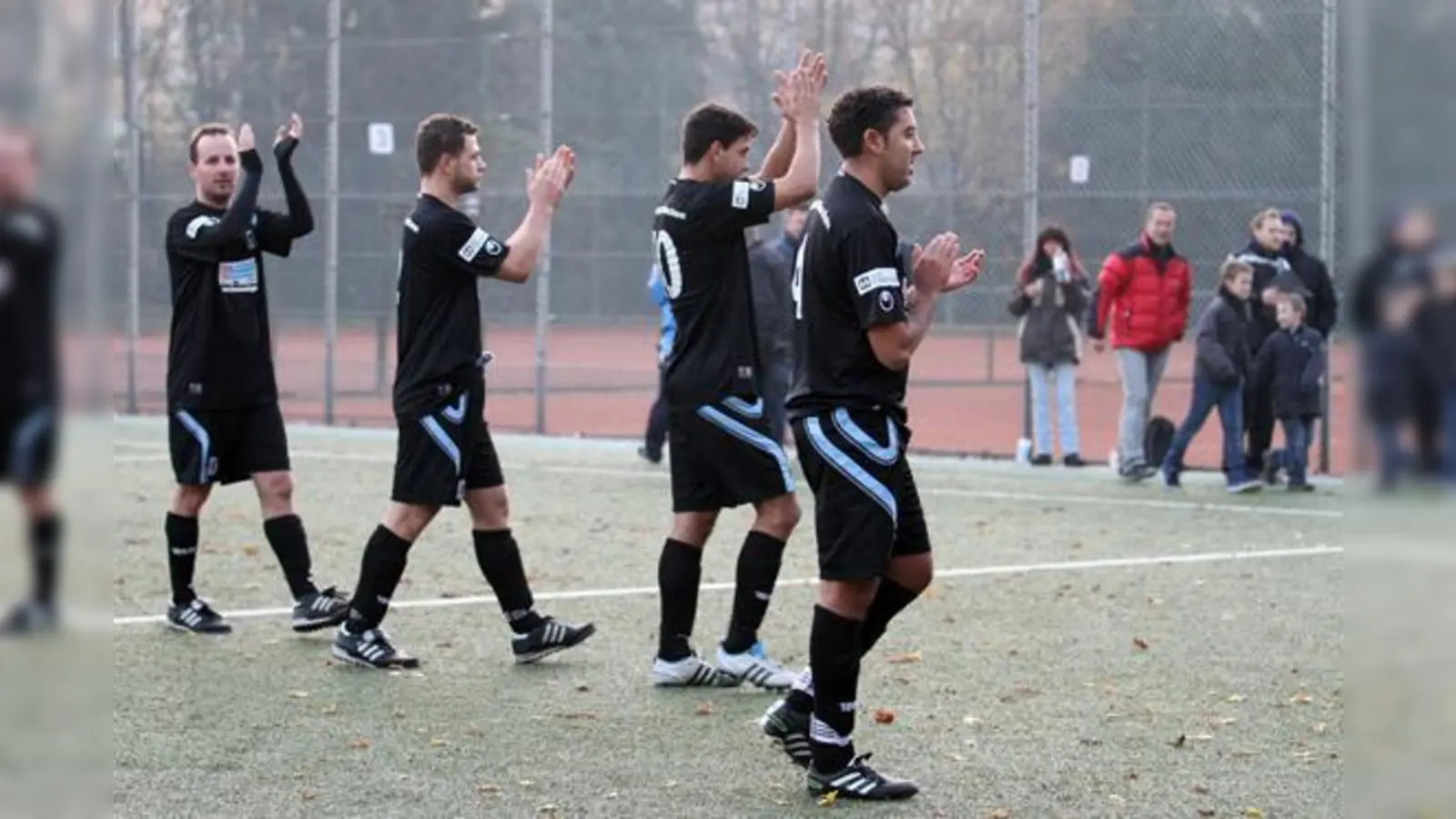 Verabschieden sich am Sonntag in die Winterpause: Die Amateur-Löwen vom TSV 1860 München III.  (Foto: A. Wild)