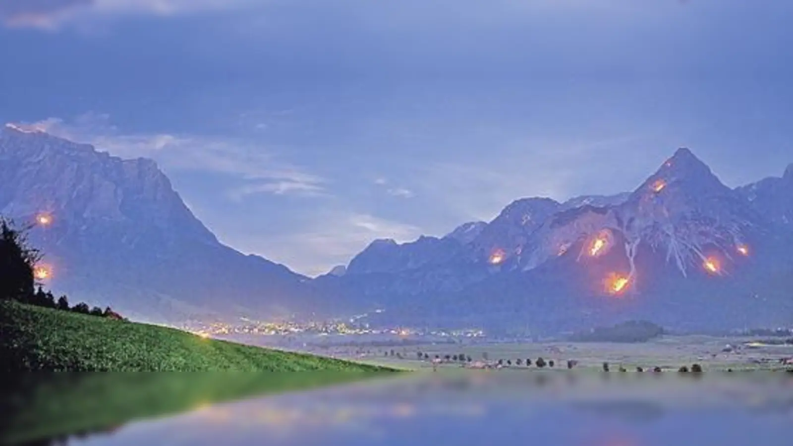 Das Sonnwendfeuer im Ehrwalder Becken. 	 (Foto: Tiroler Zugspitz Arena / Albin Niederstrasser)
