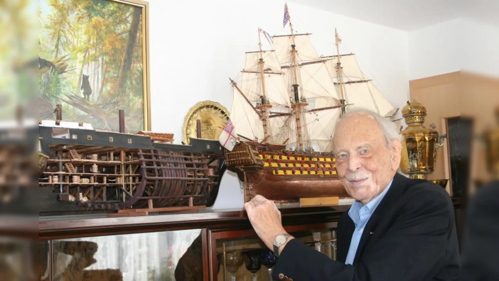 91 Jahre und viel beschäftigt: Wigand Wüster baut historische Schiffsmodelle. Außerdem malt er und eben ist seine Biografie erschienen. (Foto: WS)