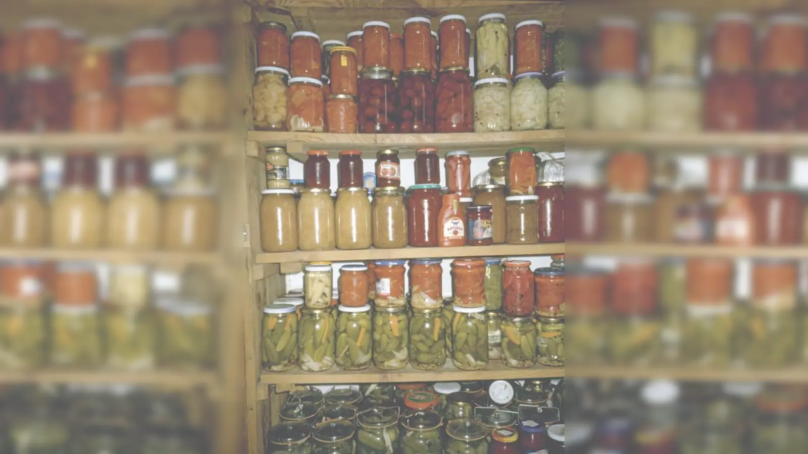 Ein reich gefülltes Vorratsregal: Die Kunst der Vorratshaltung war noch bis vor wenigen Jahrzehnten nötig, um die knappe Zeit des Winters zu überstehen.  	 (Foto: M. Meggle-Freund, Museum Wald und Umwelt)