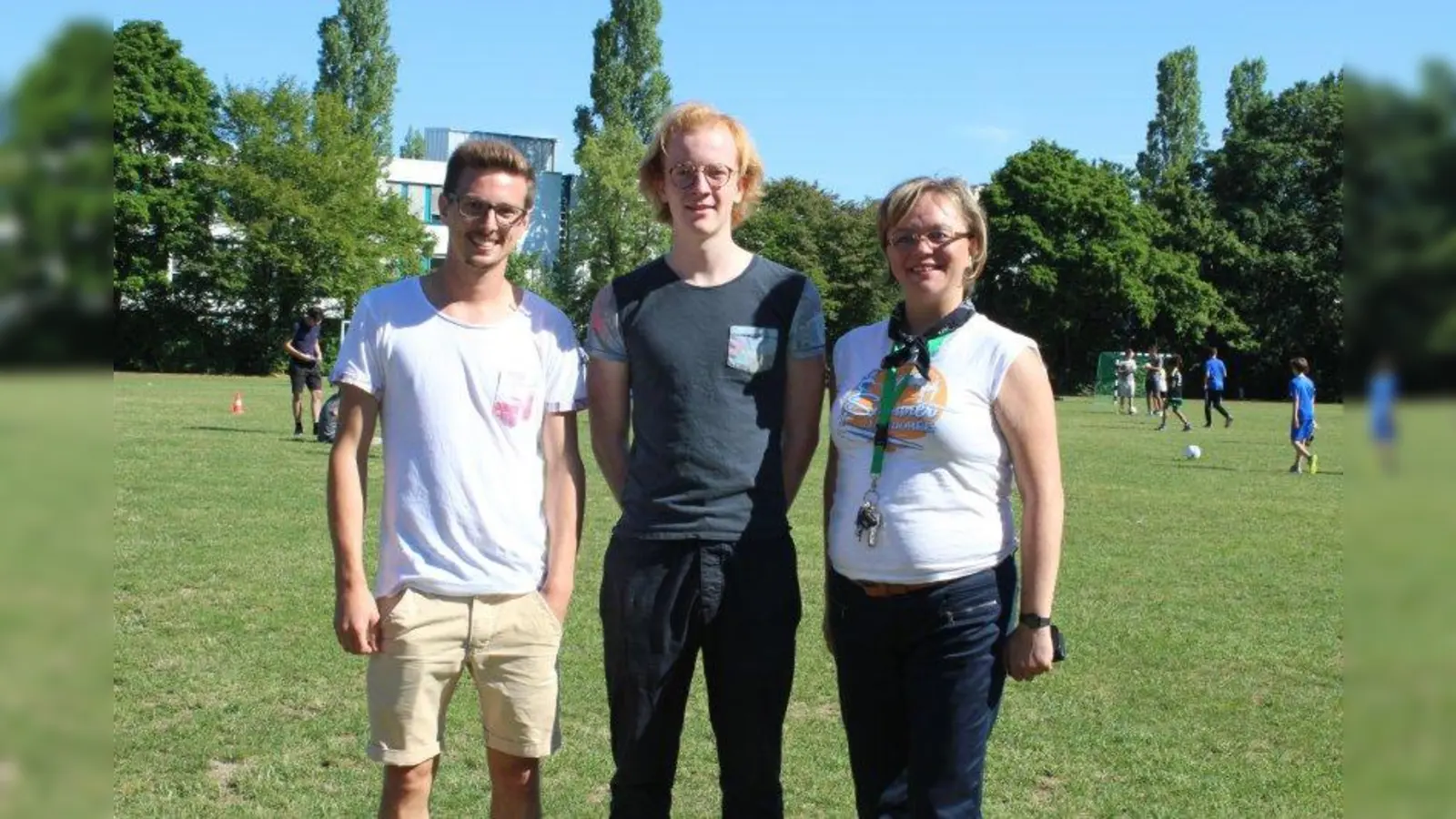 Sylvia Gräfenstein, Lehrerin und Mediatorin am Adolf-Weber-Gymanasium, zusammen mit Dominik Pöhlmann, Lehrer an der Mittelschule in der Alfonsstraße (l.) und Clemens Friese, Turnierleiter und Schülersprecher des Adolf-Weber-Gymnasiums. (Foto: sb)