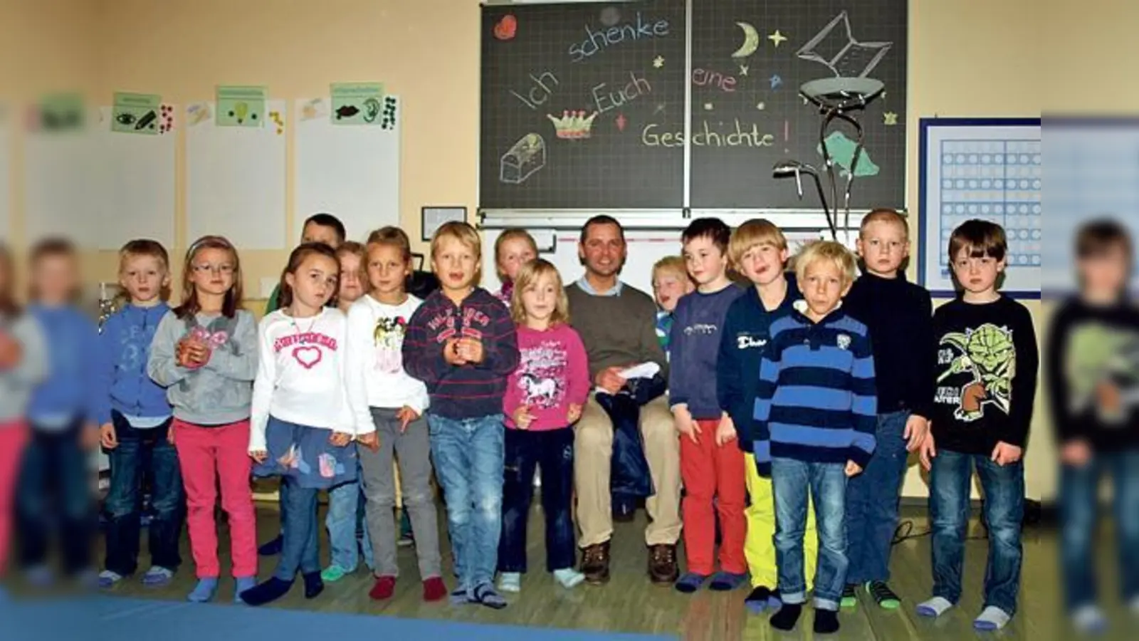 Andreas Lenz (Mitte), der Erding-Ebersberg im Bundestag vertritt, war zu Gast in der Grundschule Frauenneuharting, die er als Kind selbst besucht hatte.	 (Foto: privat)