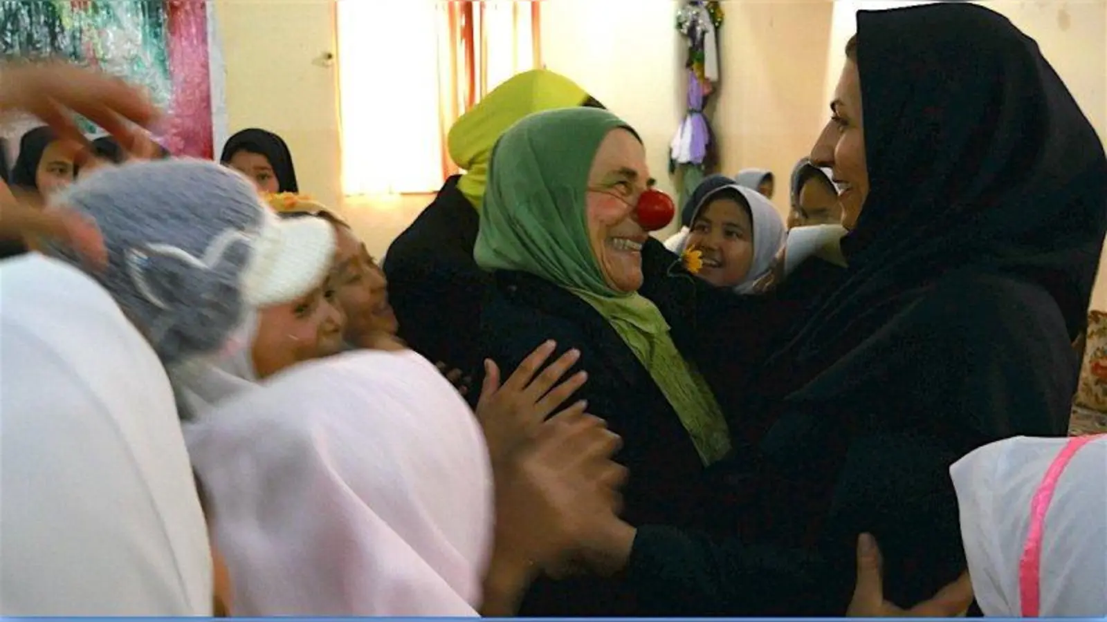 Clownin Susie Wimmer mit einer Betreuerin in einem iranischen Flüchtlingscamp. (Foto: Walter Steffen)