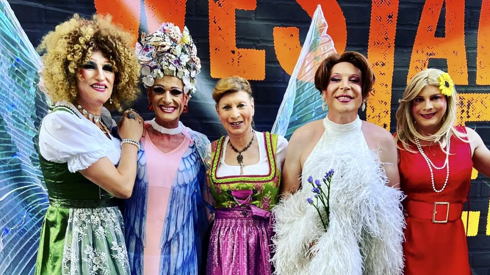 Die Künstler (von rechts) Agnetha Blossom, Yvonne Bonbon, Brini Olsen, Same4Fame und Daphny Ryan begeisterten die kleinen und großen Bescuherinnen und Besucher auf dem Westend-Straßenfest. (Foto: UQOM)