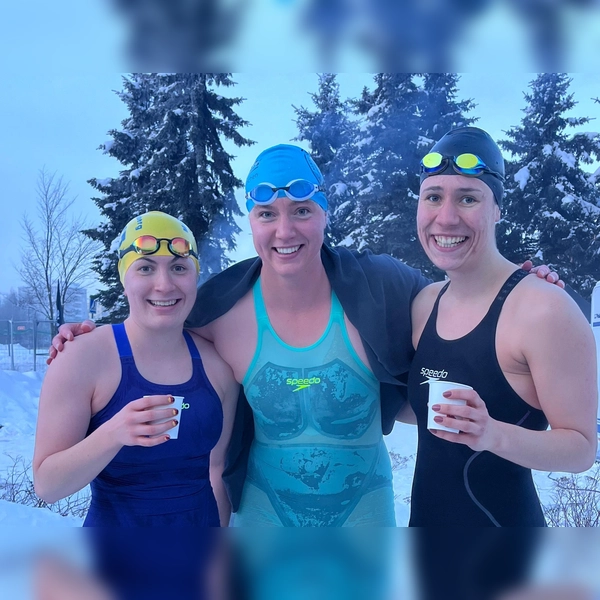 Mareike Förster (Mitte) holte sich Weltmeistertitel und schwamm außerdem Weltrekord. Beim Eisschwimmen waren zudem Christina Gockeln (l.) und Sonja Opitz dabei (alle Altersklasse 40). (Foto: Luisa Lang)