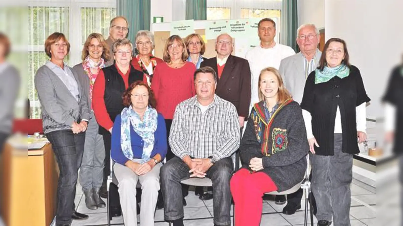 Unter der Moderation von Sabine Weng (links) schafften es die Workshop-Teilnehmer innerhalb von eineinhalb Tagen, eine Beschlussvorlage für den Gemeinderat zu erarbeiten. Zornedings Bürgermeister Piet Mayr (vorne in der Mitte) war begeistert. 	 (Foto: sf)