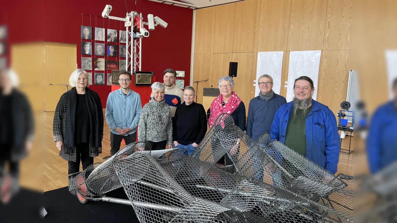 Die teilnehmenden Künstler vor der Hand mit den beweglichen Fingern von Künstler Oliver Berand. (Foto: Patrizia Steipe)