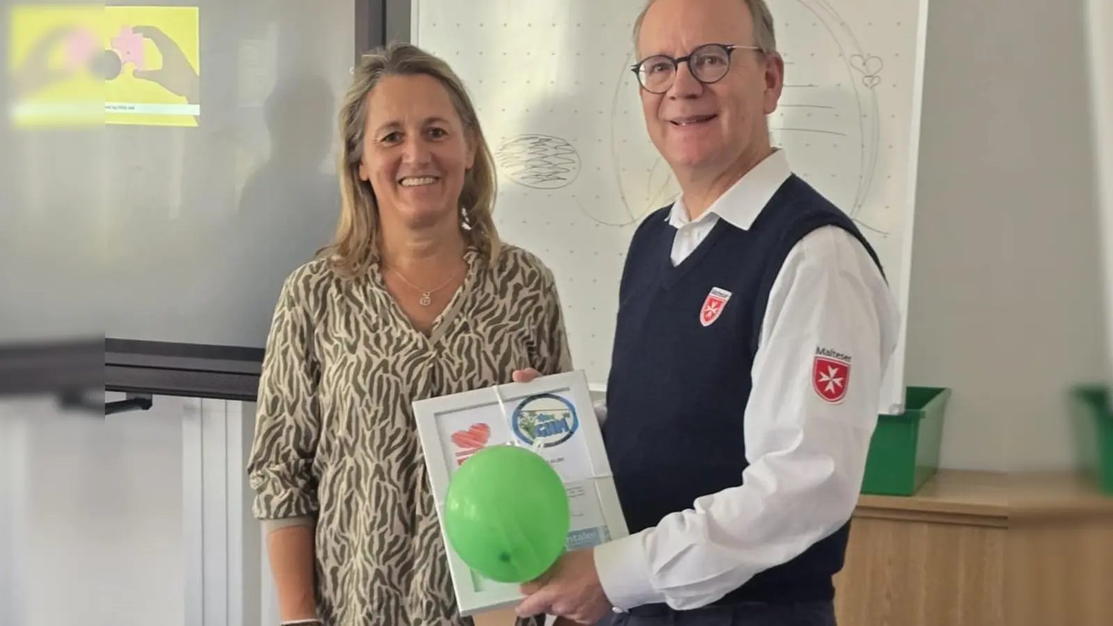 Seit 10 Jahren unterstützt Felix Höpfl von den Maltesern den Schulsanitätsdienst an der Georg-Huber-Mittelschule Grafing – dafür dankte Schulsozialarbeiterin Ulrike Wagner, die den Dienst ebenso lange betreut, im Namen der gesamten Schulfamilie.  (Foto: Wagner)