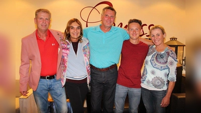 Unlängst wurde auf der Golfanlage Rottbach die Clubmeisterschaft des Golfclubs Rottbach ausgespielt. Bei den Herren konnte sich Karl Langwieder die begehrte Meistertrophäe sichern während sich Miranda Yates-Steg bei den Damen als beste Spielerin den Meistertitel sicherte. Bei den Jugendclubmeisterschaften überzeugte Maxi Burmeister mit seinen Leistungen und wurde souverän neuer Jugendmeister. In der Kategorie Senioren konnten Carolin Mayer (Damen) sowie Klaus Kendoff (Herren) das Spiel jeweils für sich entscheiden und den Meistertitel mit nach Hause nehmen.<br><br>Die neuen Clubmeister Karl Langwieder (Herren) (von links), Carolin Mayer (Seniorinnen), Klaus Kendoff (Senioren), Maximilian Burmeister (Jugend), Miranda Yates-Steg (Damen) standen nach den Feierlichkeiten noch für ein Siegerfoto parat. (Foto: GC Rottbach)