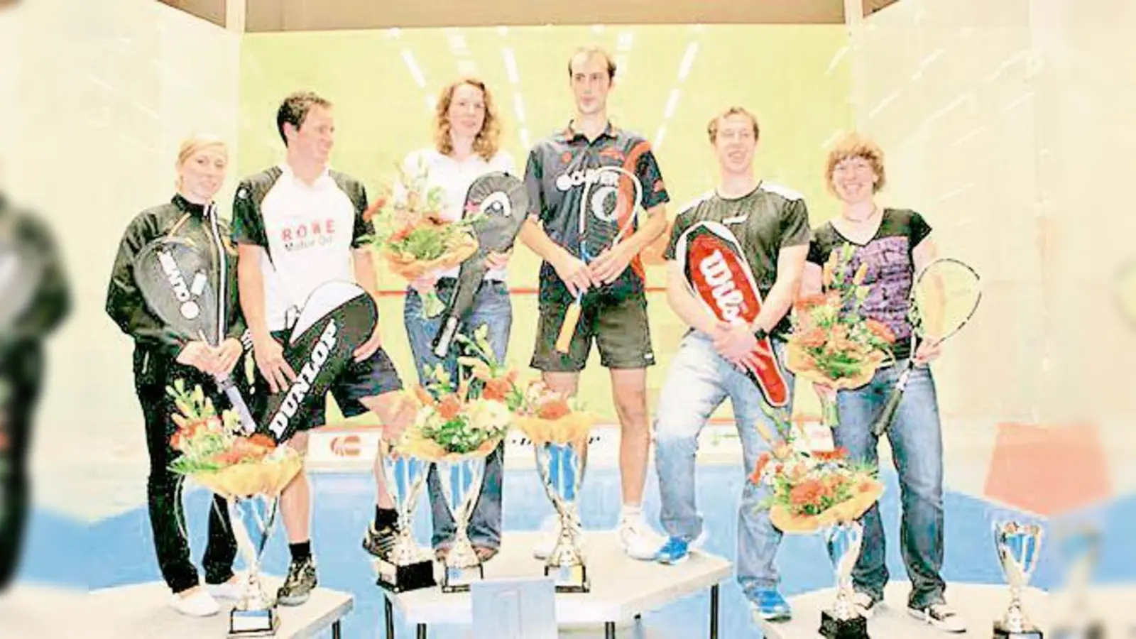 Sina Wall, Jens Schoor, Kathrin, Simon Rösner,  Rudi Rohrmüller und Eva Brauckmann freuten sich über ihren Erfolg bei der deutschen Meisterschaft im Squash, die kürzlich in Dresden stattfand.  (Foto: Privat)