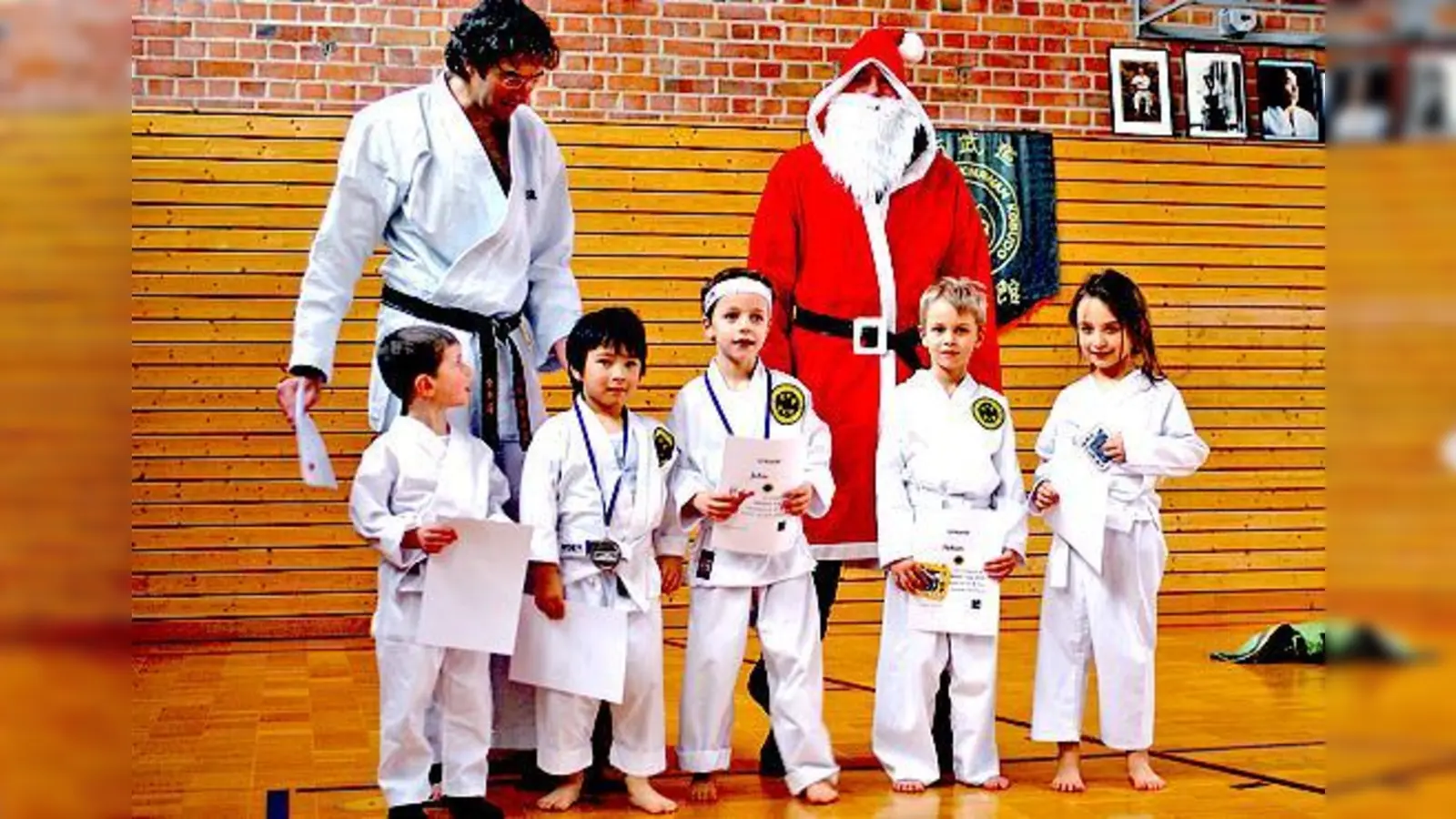 Eine Trainingsstunde, wie sie den Jüngsten gefiel: in Anwesenheit eines großzügigen Nikolaus.	 (Foto: VA)