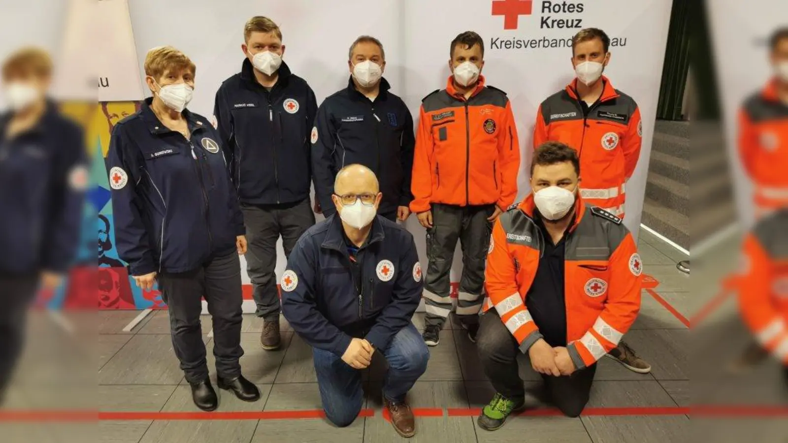 Langjäriges Engagement beim BRK: Dieter Ebermann und Philipp Sosna (knieend von links); Angelika Gumowski, Markus Weigl, Reinhard Weber, Christoph van Bracht und Martin Forche (stehend von links). (Foto: BRK Kreisverband Dachau)