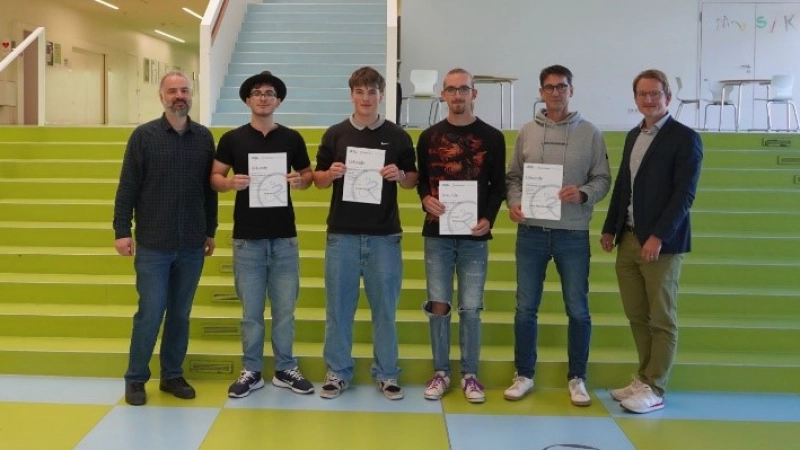 David Rehbach, Mobilitätsbeauftragter der Gemeinde, die Preisträger Dara Han, Hendrik Koop und Elias Goerke, der Stellvertretende Schulleiter Wolfgang Bergdolt und Bürgermeister Sebastian Thaler bei der „Schulradeln”-Preisverleihung. (Foto: Gemeinde Eching)