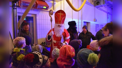 Voller Vorfreude wurde der Harthauser Feuerwehr-Nikolaus von den Kindern erwartet.<br> (Foto: privat)