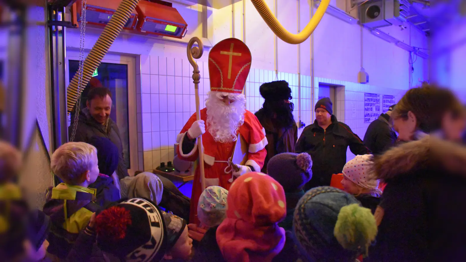 Voller Vorfreude wurde der Harthauser Feuerwehr-Nikolaus von den Kindern erwartet.<br> (Foto: privat)