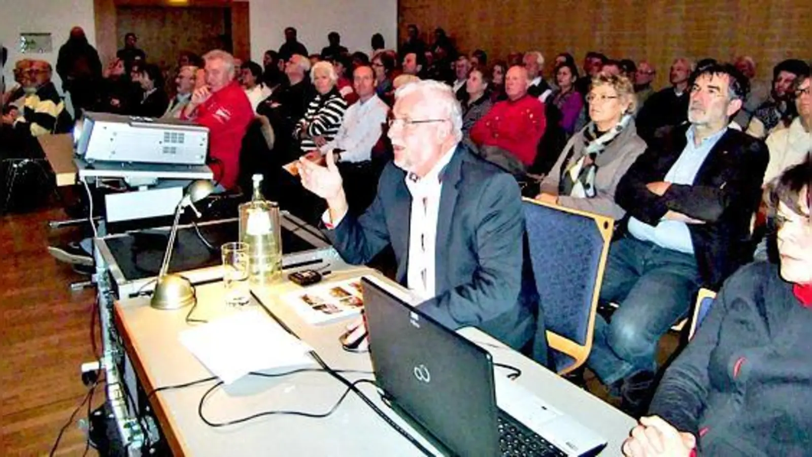 Haars Gemeindeoberhaupt Helmut Dworzak bei der Bilder-Revue in der Bürgerversammlung, der letzten in seiner Amtszeit als erster Mann im Rathaus.	 (F.: ikb)