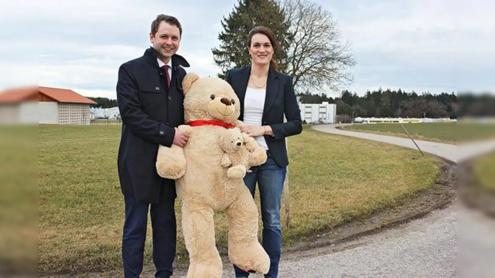Schirmherr Andreas Lenz und Julia Linke werben für den  ersten Kinderlauf in der »Bärenstadt«.	 (Foto: Stefan Dohl)