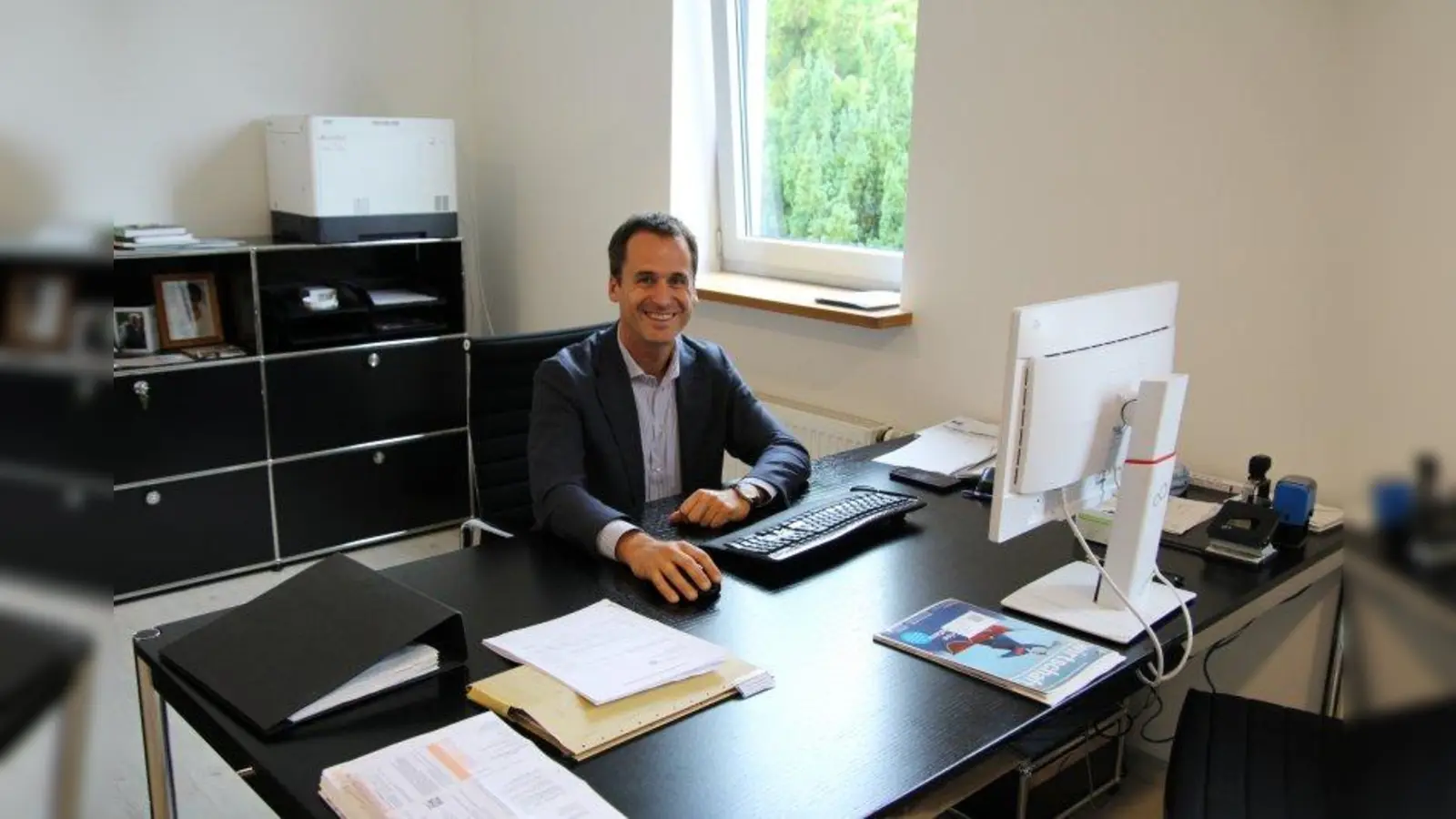 Max Christl, einer der Geschäftsführer des Autohauses Christl &amp; Schowalter, in seinem Büro in der Filchnerstraße. (Foto: sb)