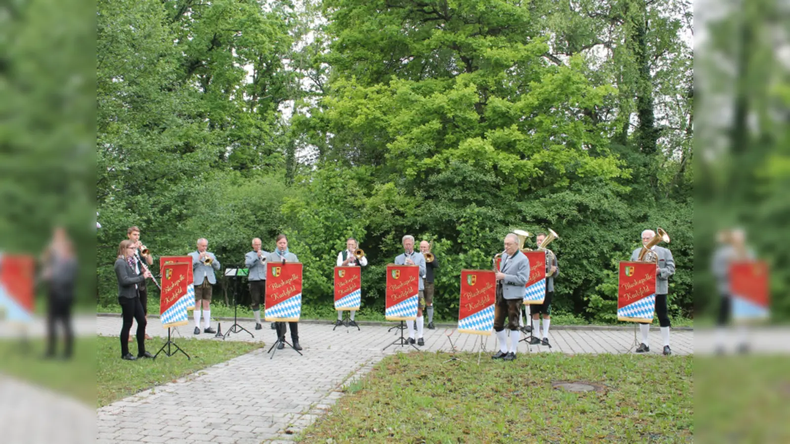 Die Blaskapelle bei einem Vorspiel vor einem Seniorenheim in Karlsfeld. (Foto: KA)