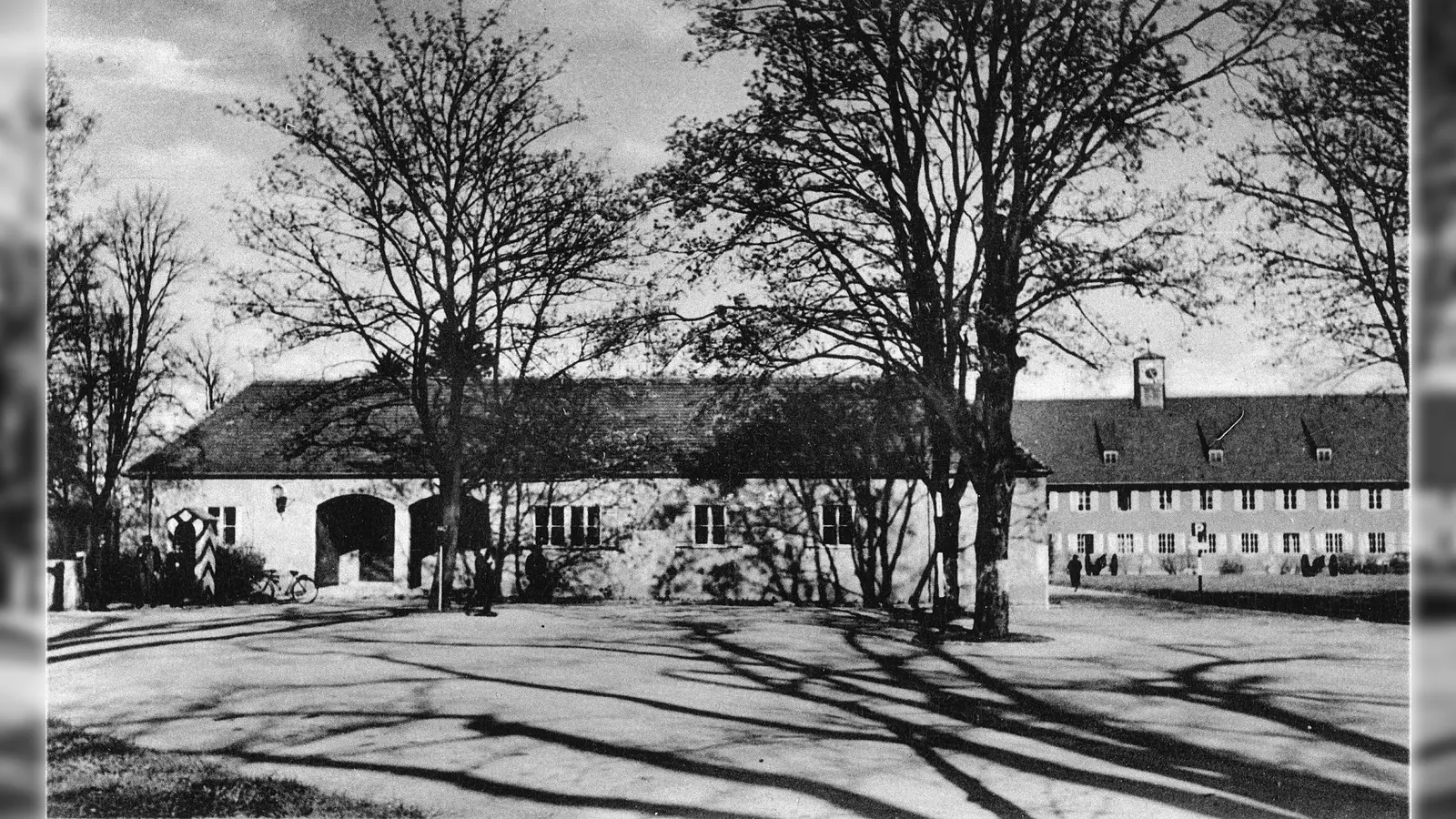 Hauptwache des Luftwaffen-Fliegerhorstes Schleißheim am Südende der Effnerstraße im Jahre 1939, rechts im Hintergrund die Kommandantur (Foto: VA)